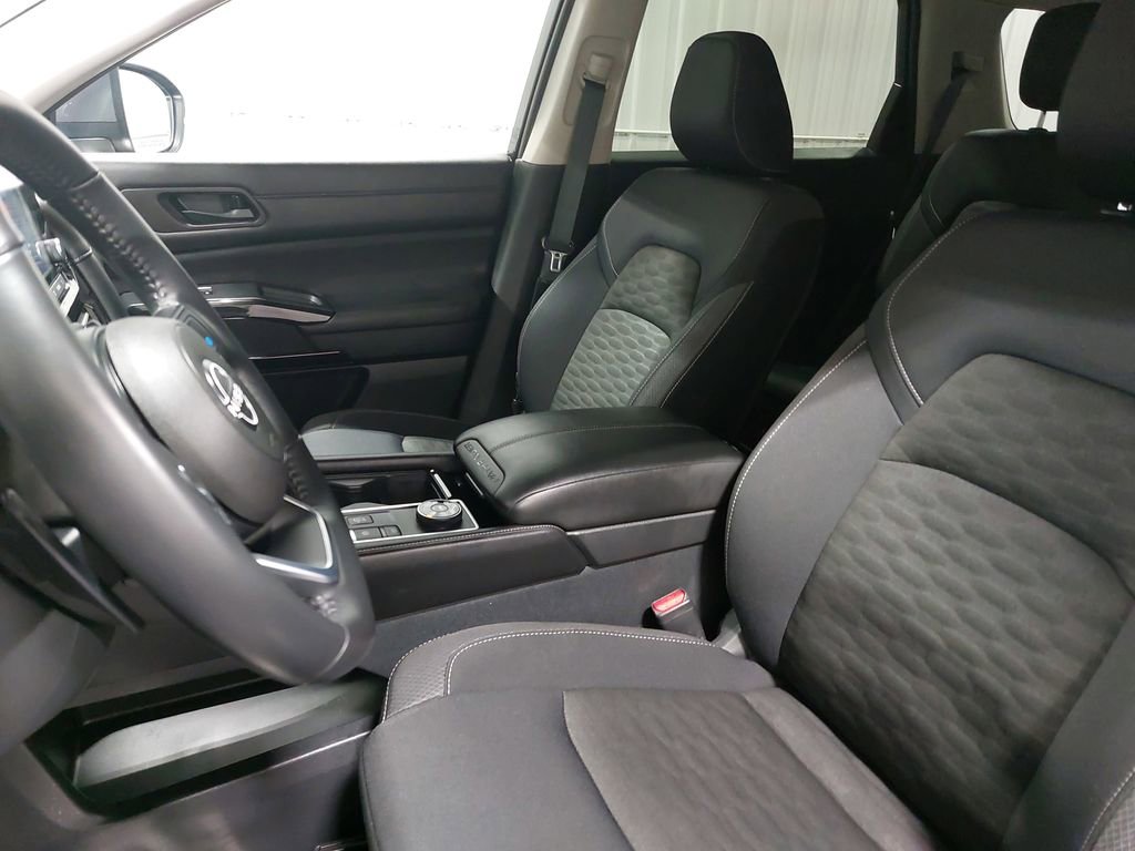 Used 2025 Nissan Pathfinder SV image 17