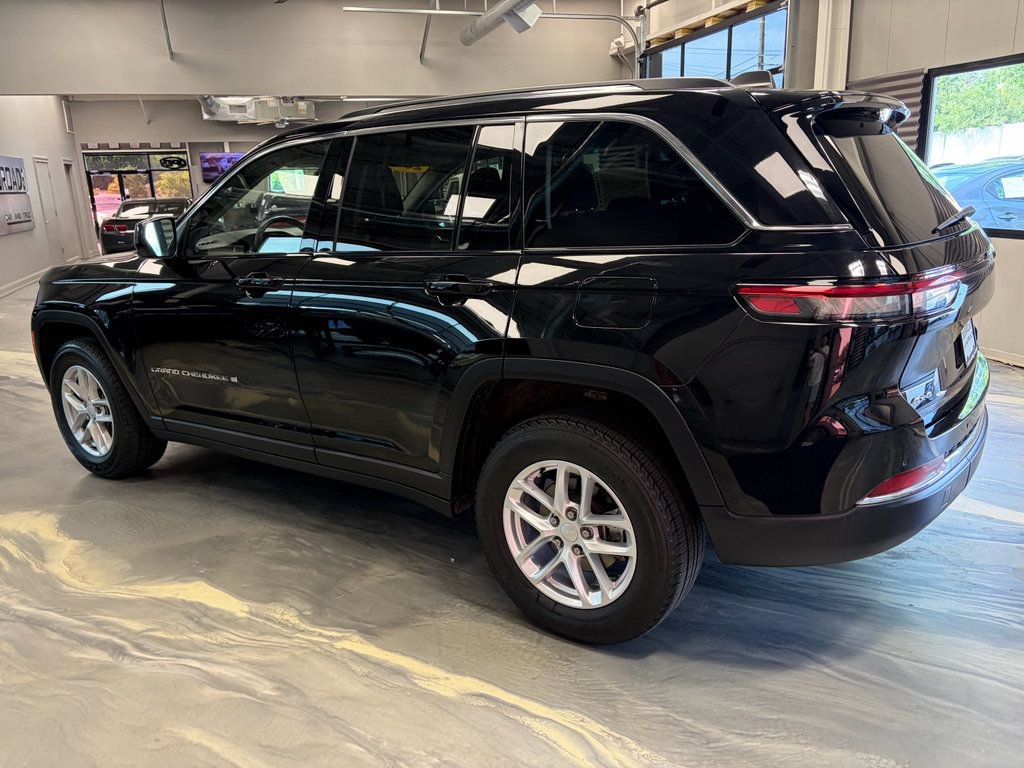 Used 2023 Jeep Grand Cherokee Laredo w/ Luxury Tech Group I AWD/4WD image 36