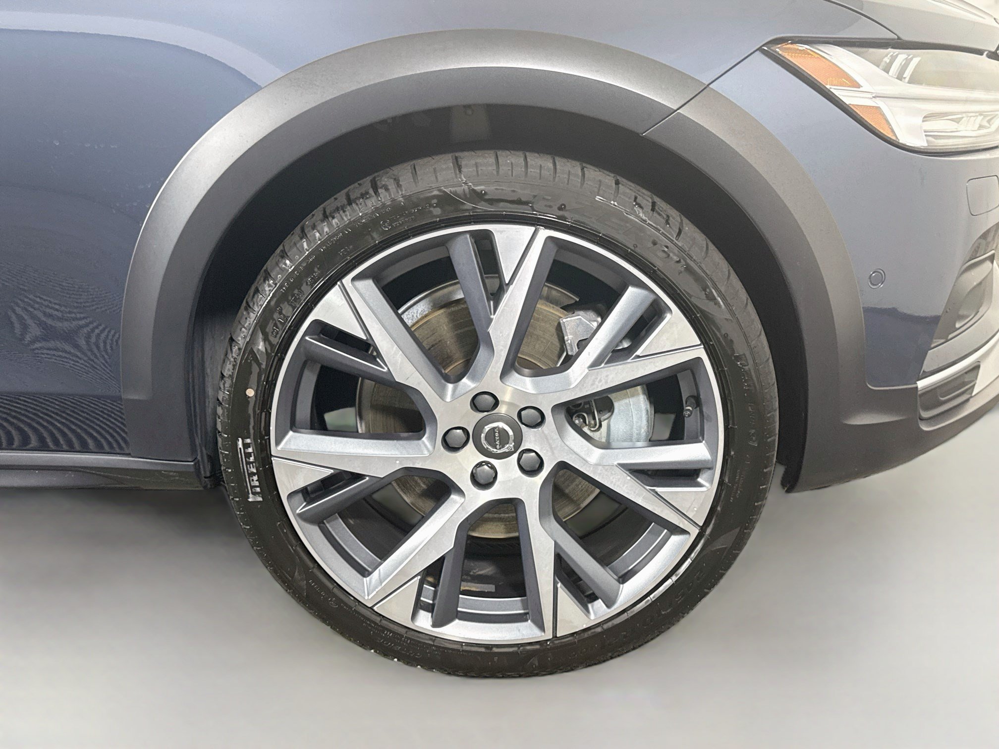 Used 2025 Volvo V90 B6 Cross Country Ultra w/ Protection Package Premier AWD/4WD image 32