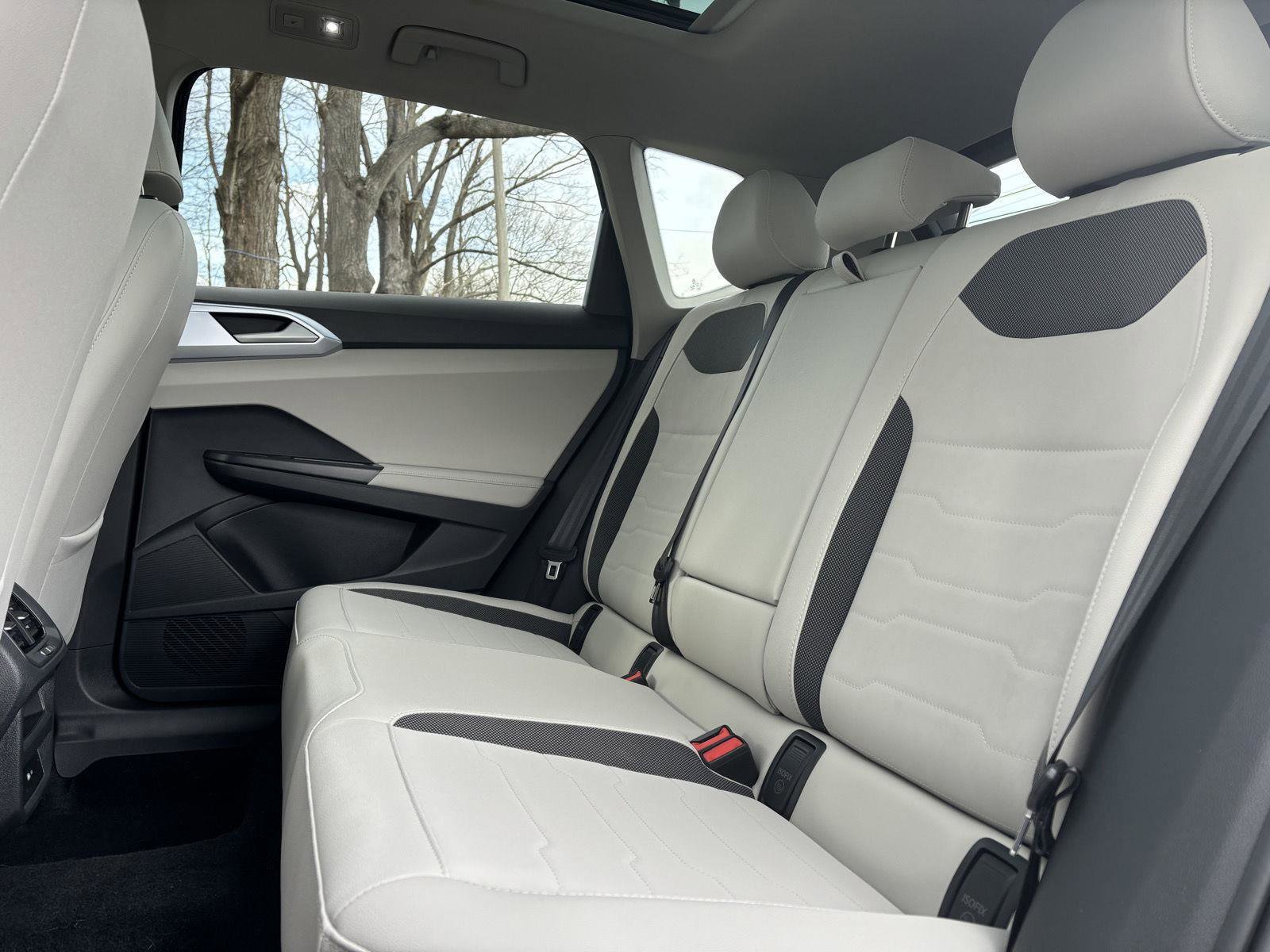 Used 2025 Volkswagen Taos SE w/ Panoramic Sunroof Package image 27