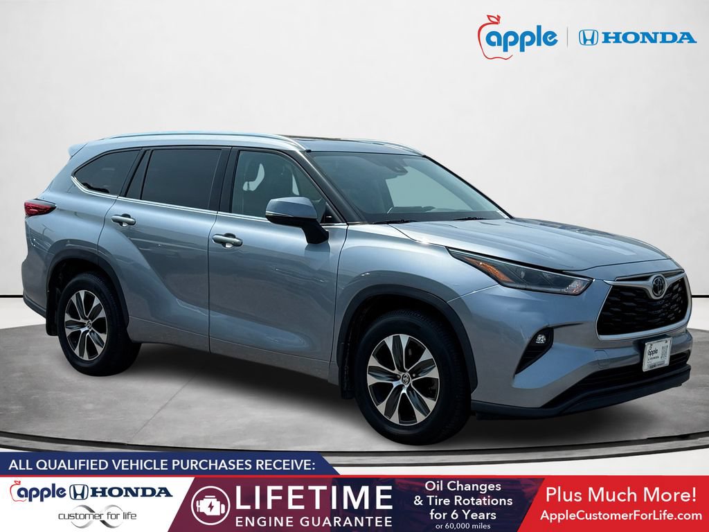 Used 2021 Toyota Highlander XLE AWD/4WD image 1