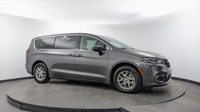 Used 2023 Chrysler Pacifica Touring-L FWD image 11