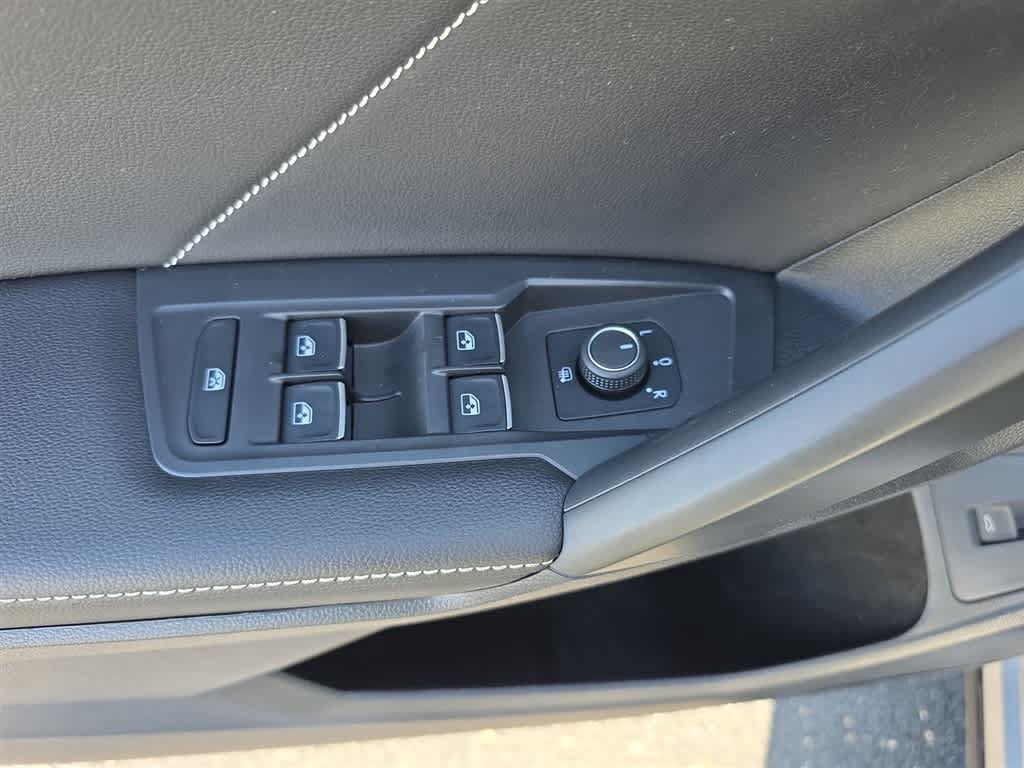 Used 2022 Volkswagen Tiguan SE AWD/4WD image 17