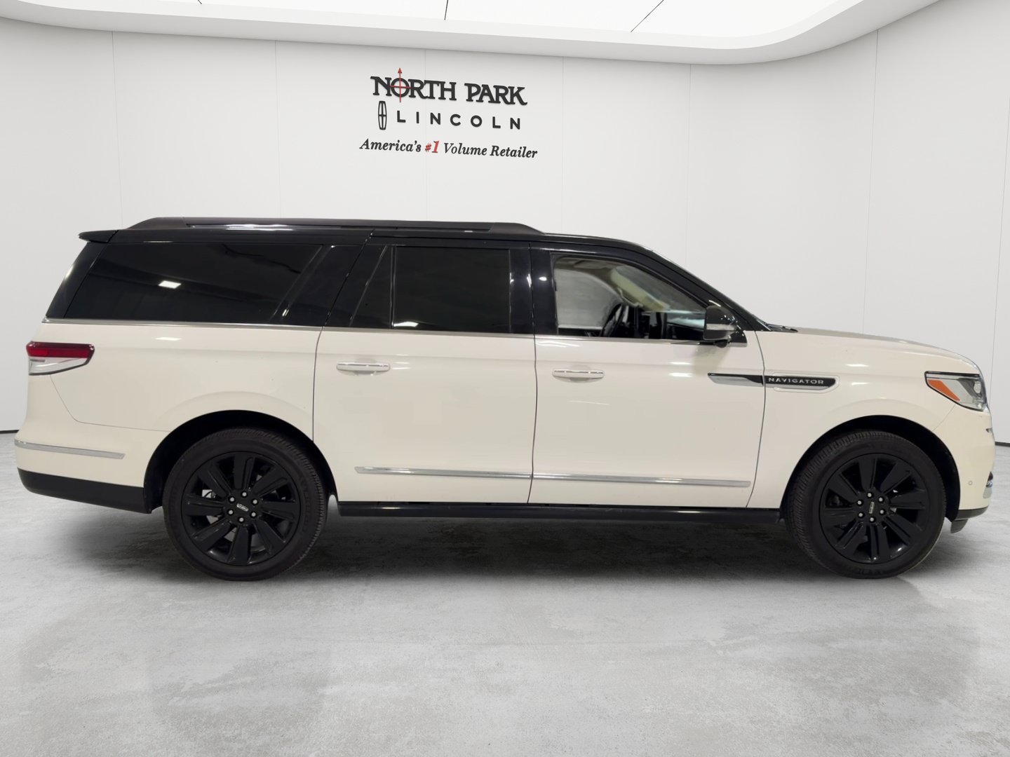 Used 2023 Lincoln Navigator L Black Label AWD/4WD image 6