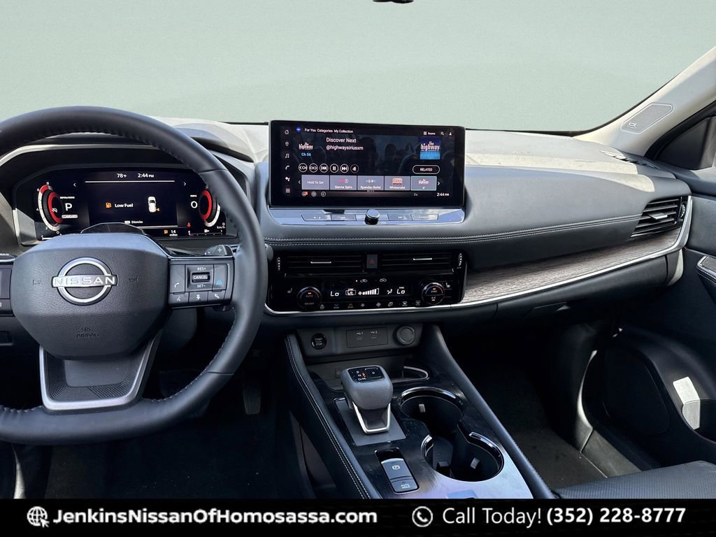 Used 2025 Nissan Rogue Platinum w/ Tech Package image 27