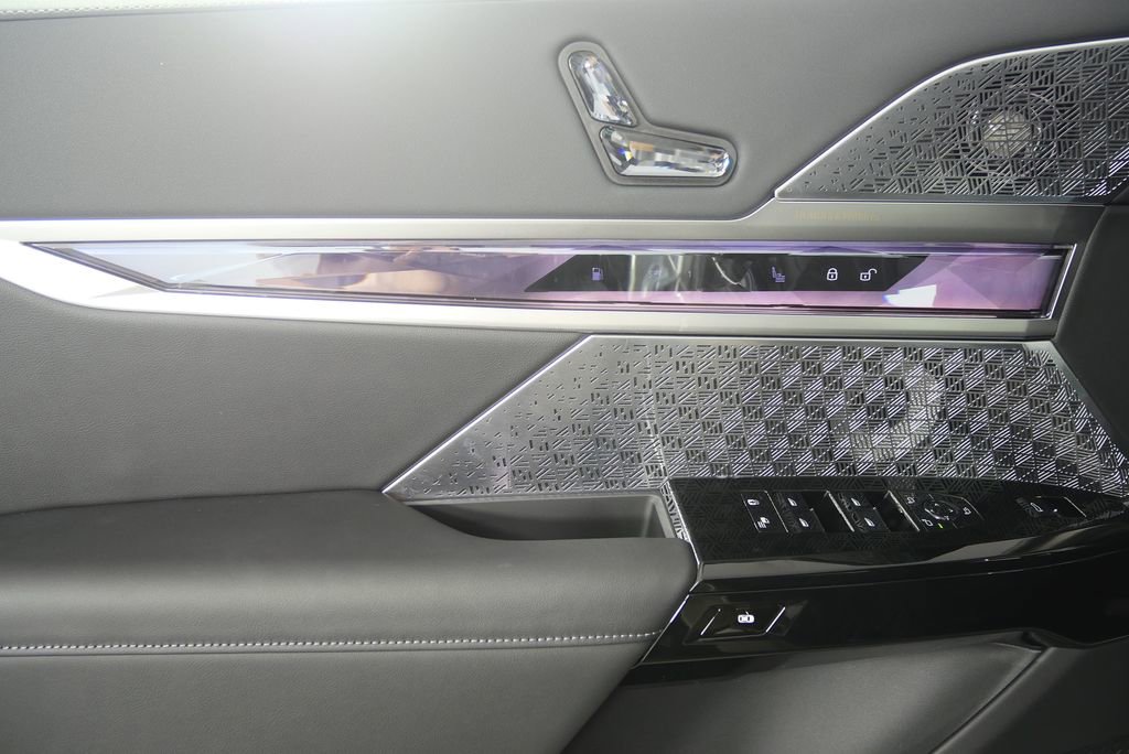 Used 2026 BMW 750e xDrive 750e xDrive w/ Executive Package image 9