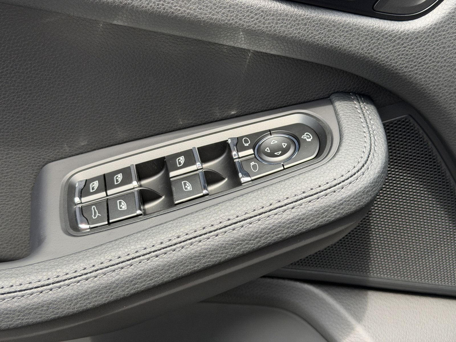 New 2026 Porsche Macan AWD/4WD image 20