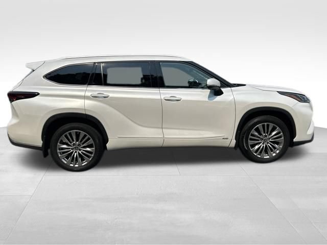 Certified 2025 Toyota Highlander Platinum AWD/4WD image 6