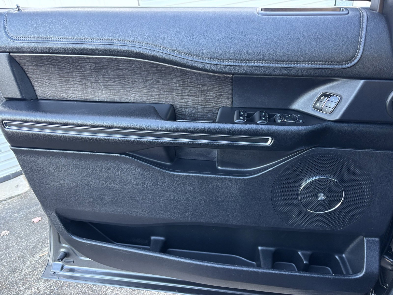 Used 2019 Ford Expedition Limited image 17