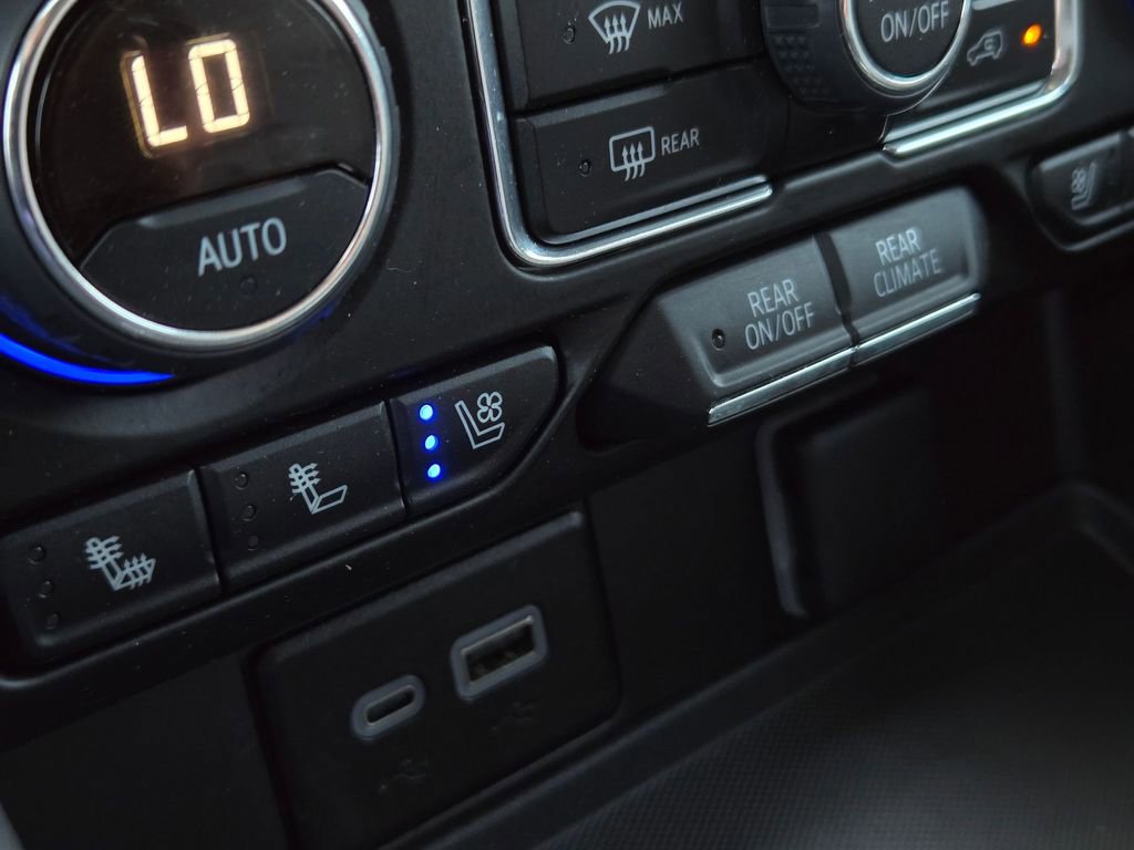 Used 2024 Chevrolet Suburban High Country w/ Premium Package image 22