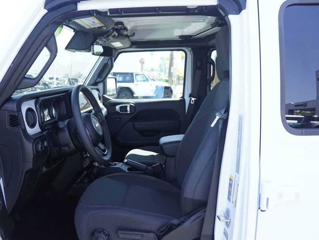 Certified 2025 Jeep Gladiator Sport AWD/4WD image 26