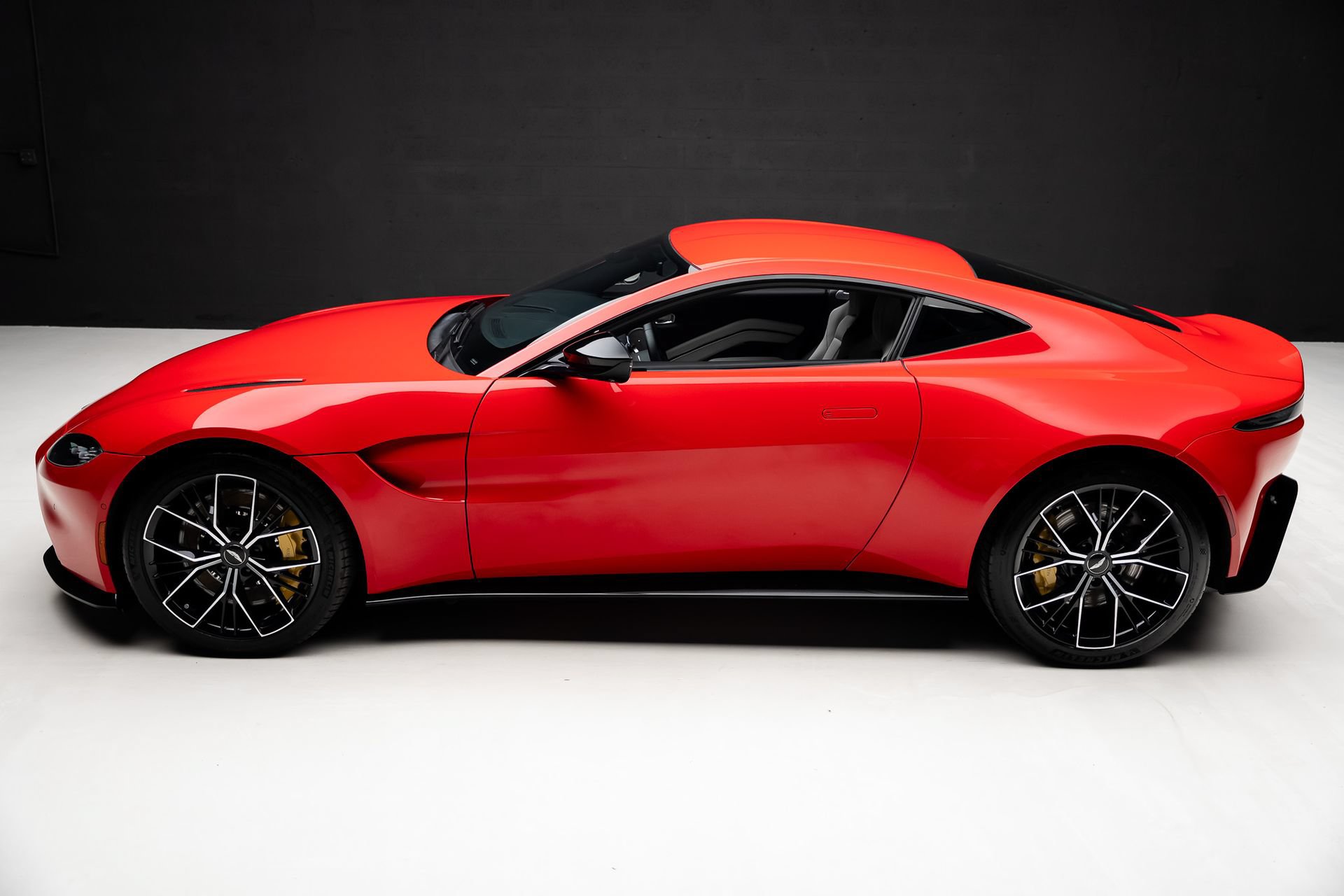 Used 2023 Aston Martin V8 Vantage Coupe RWD image 16