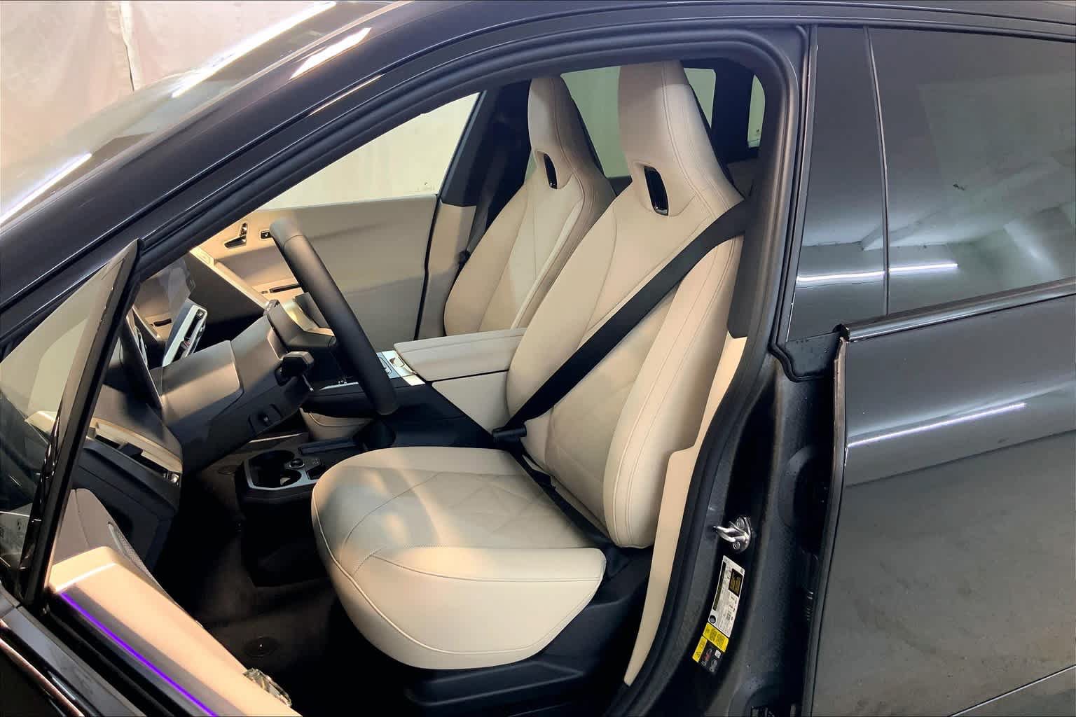 New 2024 BMW iX xDrive50 w/ Premium Package AWD/4WD image 9