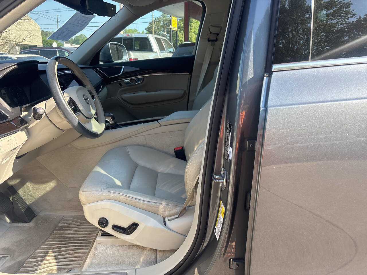 Used 2016 Volvo XC90 T6 Momentum w/ Momentum Plus Package AWD/4WD image 9