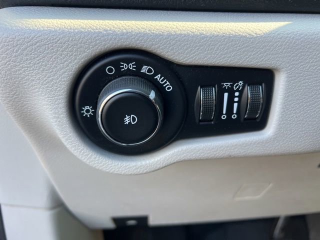 Used 2019 Chrysler Pacifica Limited w/ Tire & Wheel Group image 10