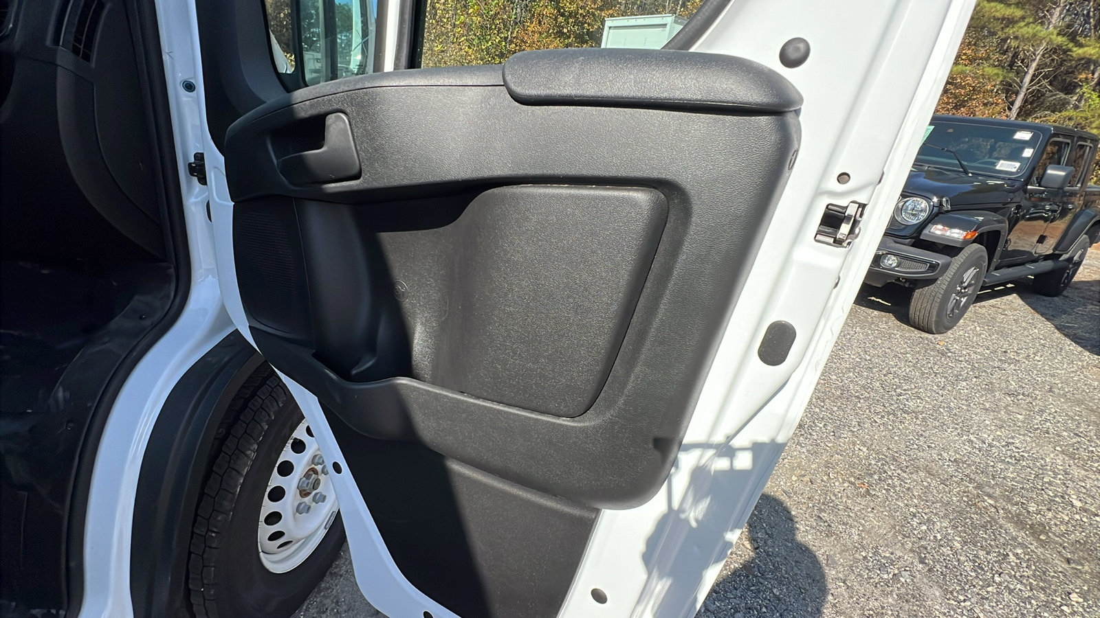 Used 2025 RAM ProMaster 2500 w/ Storage Group image 18