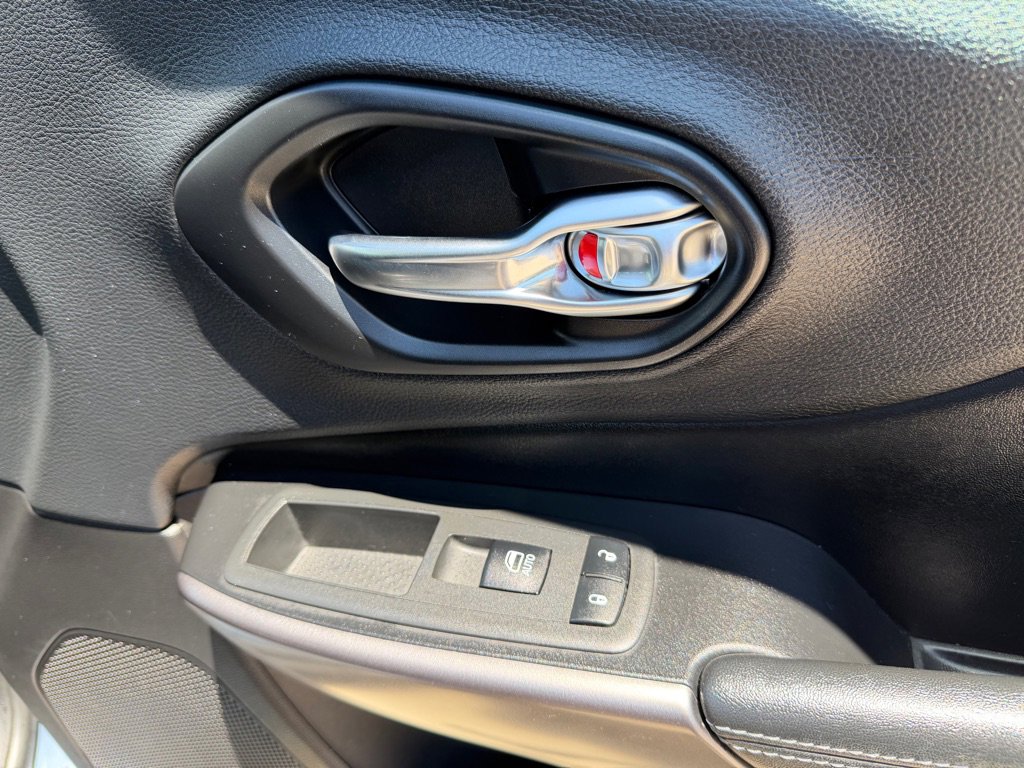 Used 2019 Jeep Cherokee Latitude Plus FWD image 34