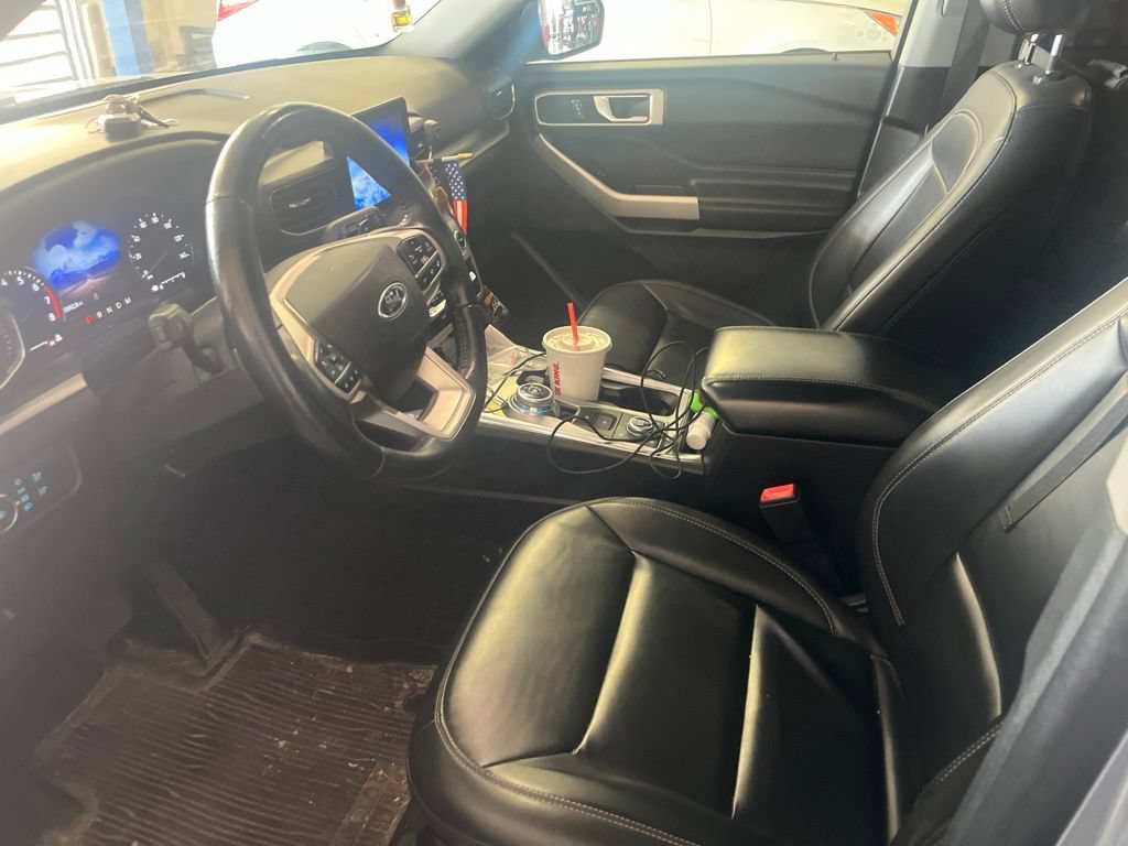 Used 2021 Ford Explorer XLT w/ Equipment Group 202A AWD/4WD image 3