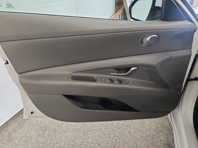 Used 2022 Hyundai Elantra SE image 14