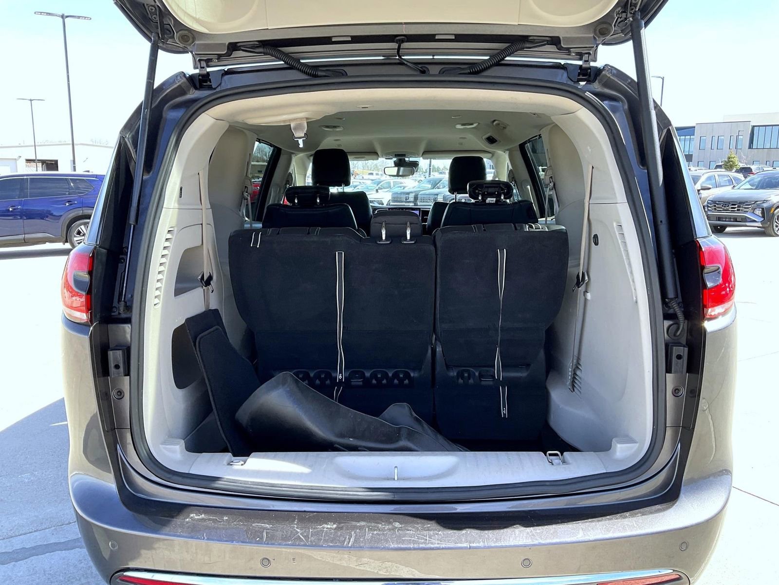 Used 2022 Chrysler Pacifica Touring-L image 9