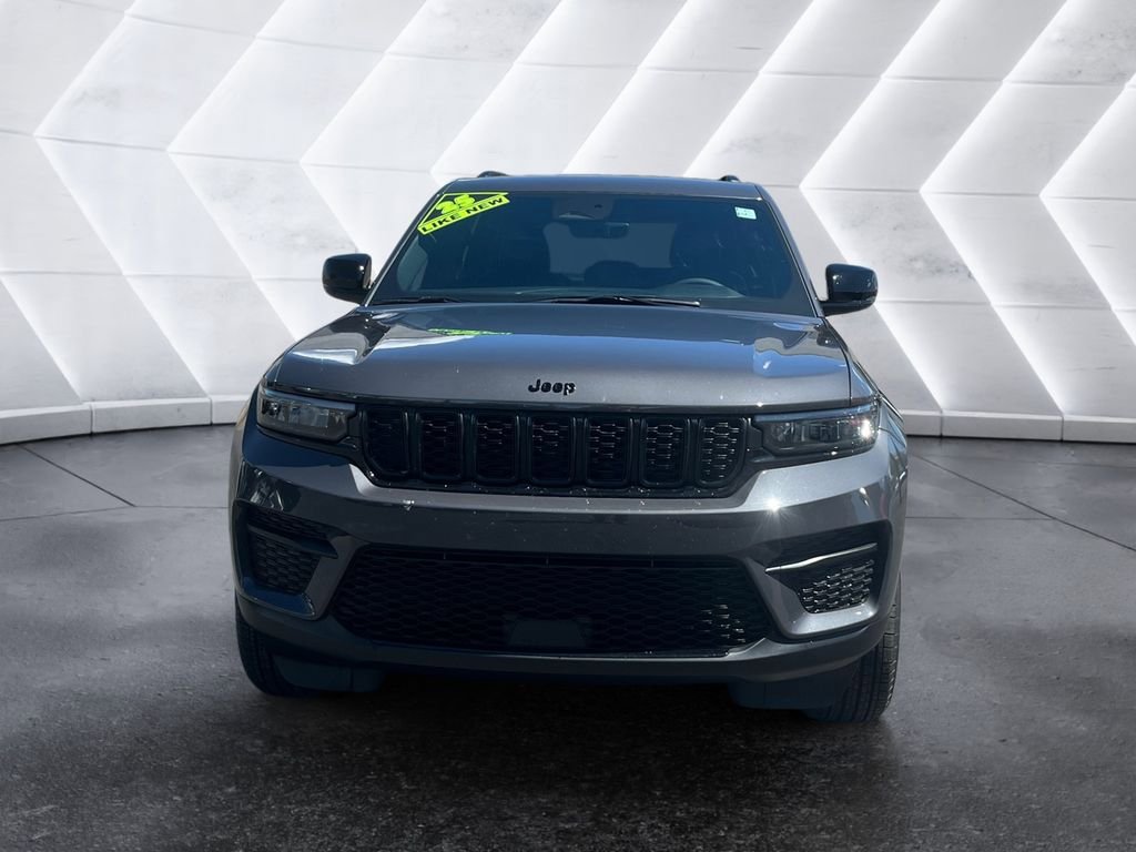 Used 2025 Jeep Grand Cherokee Altitude AWD/4WD image 2