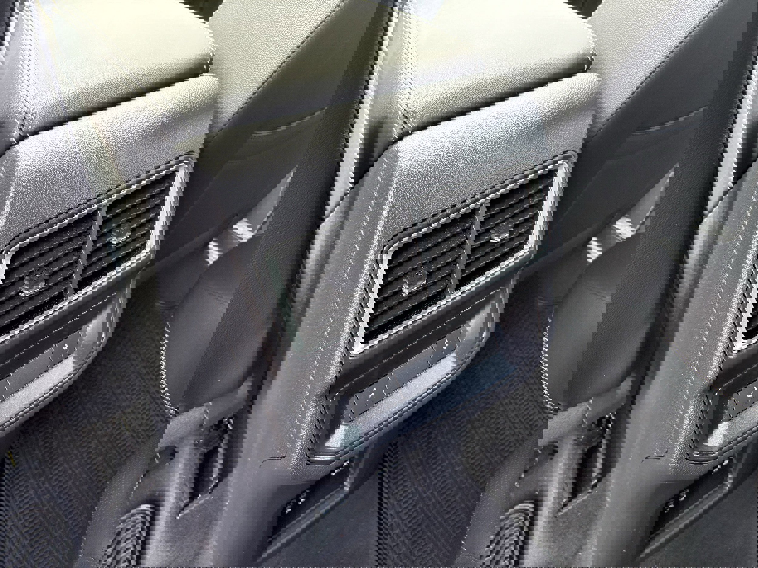 Used 2025 Volkswagen Atlas Cross Sport SEL R-Line image 33