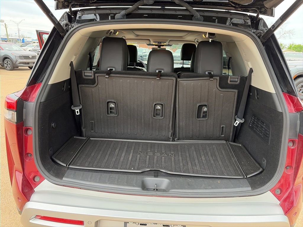 Used 2023 Nissan Pathfinder Platinum image 9