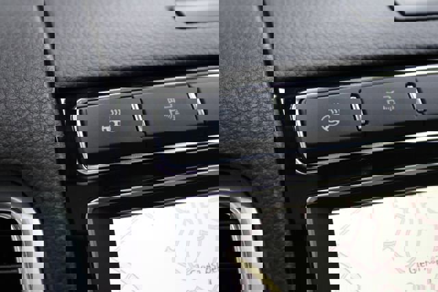 Used 2016 Volkswagen Touareg VR6 image 17