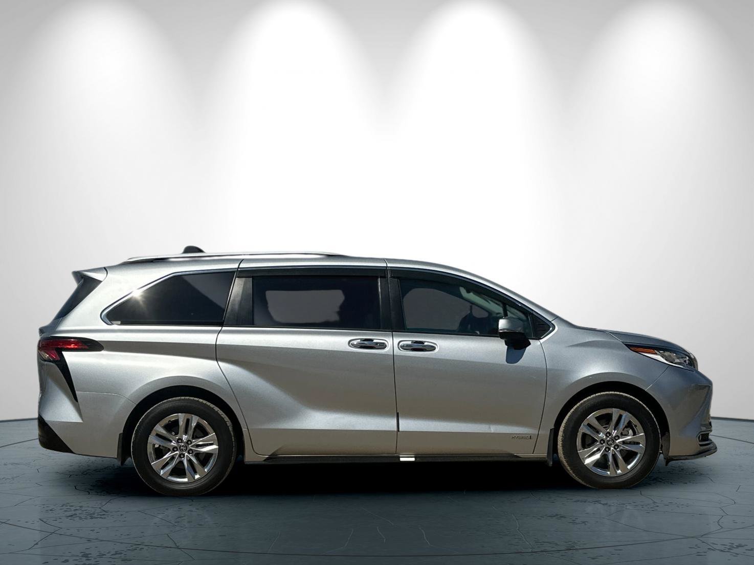 Used 2021 Toyota Sienna Limited FWD image 3