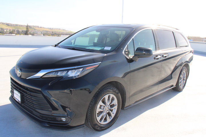 Certified 2025 Toyota Sienna XLE image 6