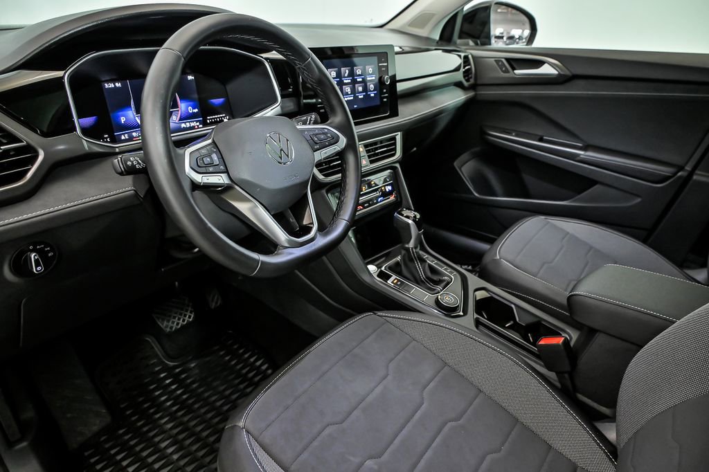 Used 2025 Volkswagen Taos SE AWD/4WD image 11