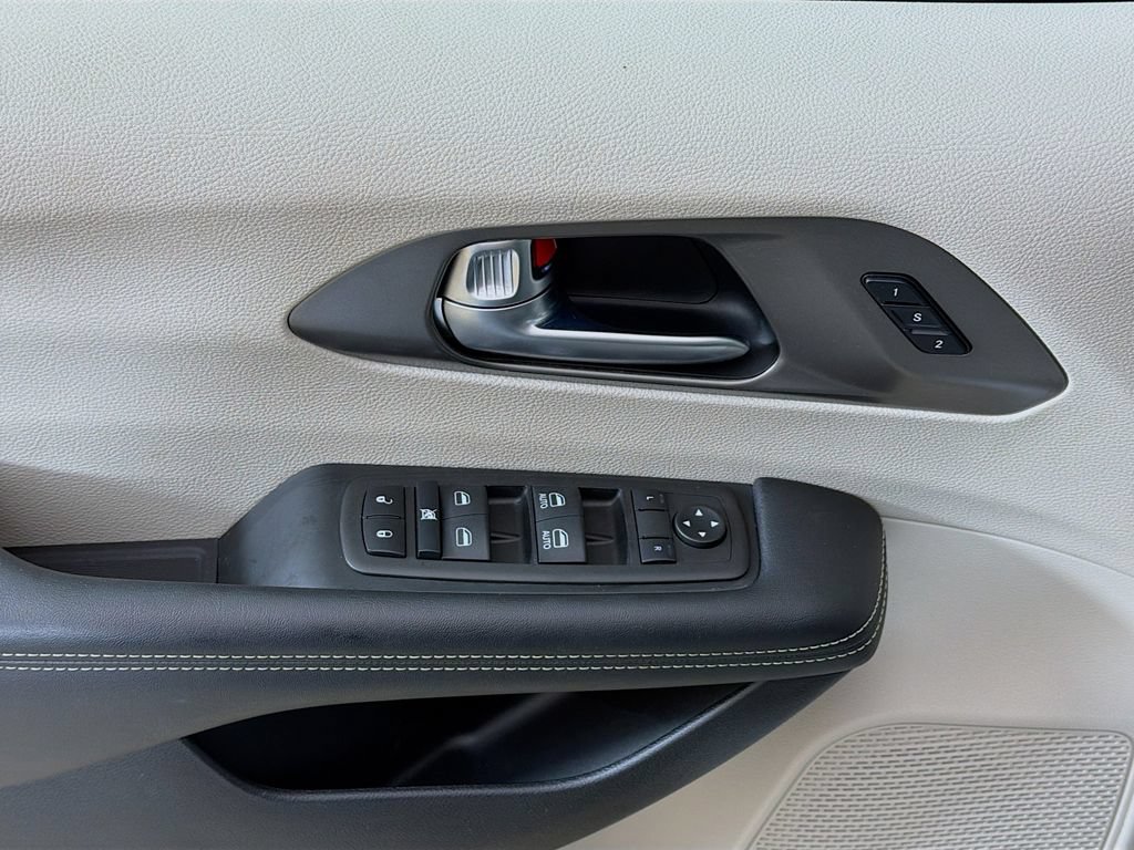 Used 2023 Chrysler Pacifica Touring-L AWD/4WD image 31
