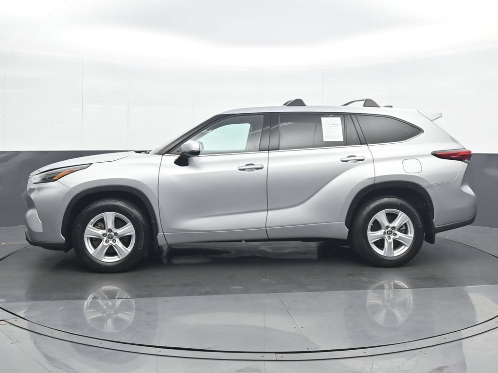 Used 2022 Toyota Highlander L AWD/4WD image 3
