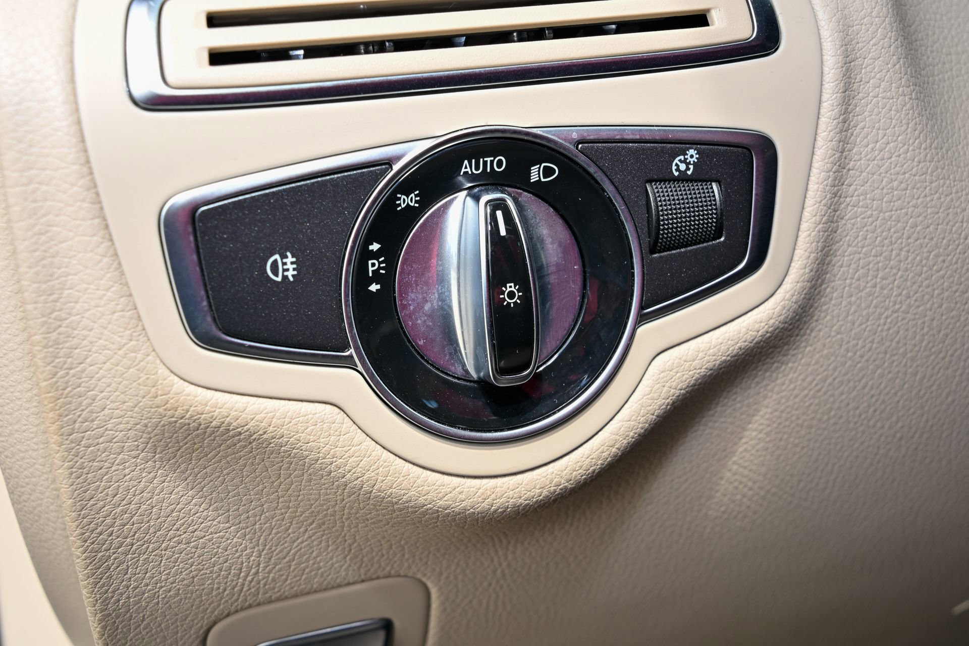 Used 2017 Mercedes-Benz C 300 4MATIC Sedan image 28