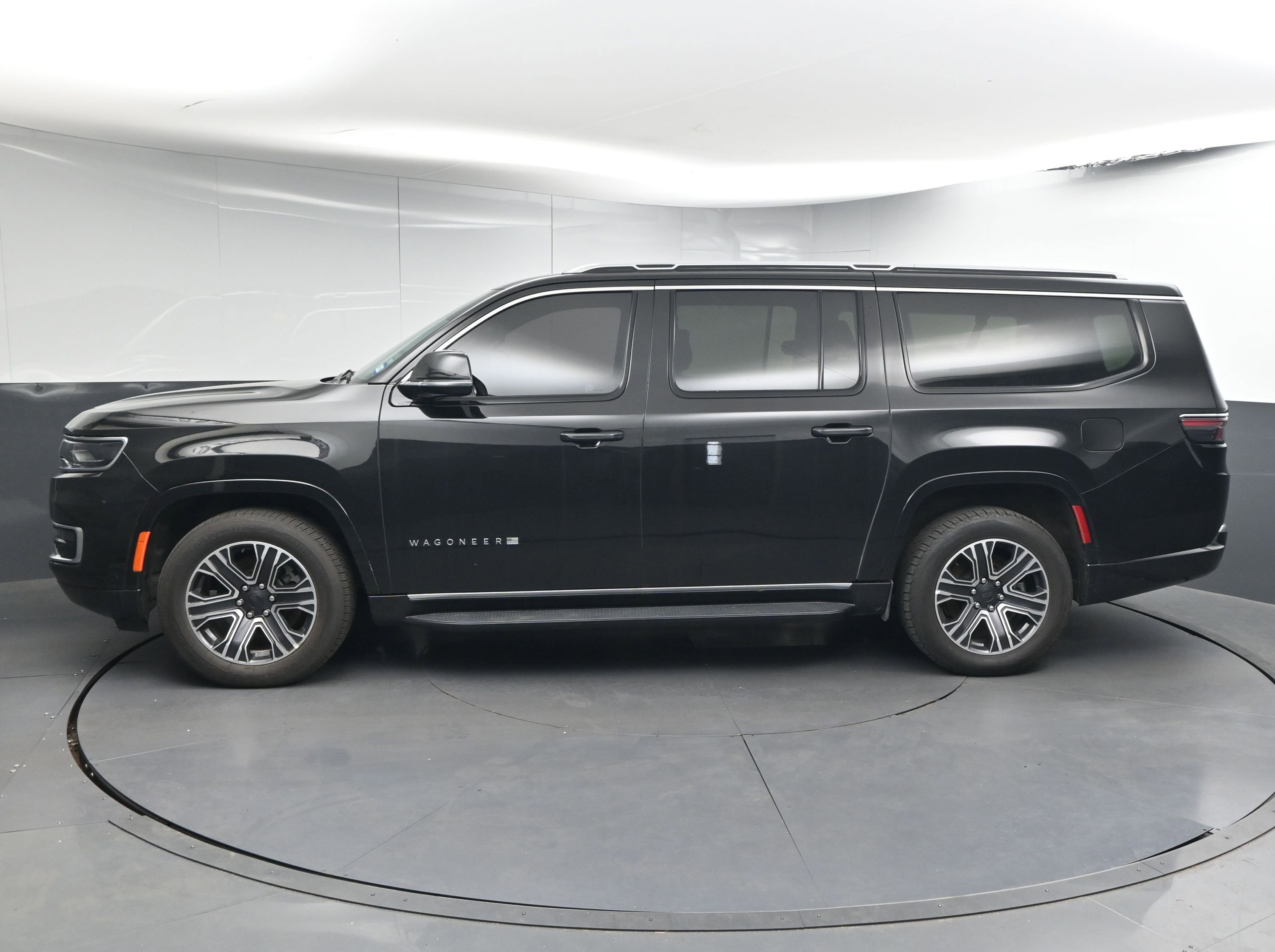 Used 2024 Jeep Wagoneer L Series II w/ Flexible Seating Group image 5