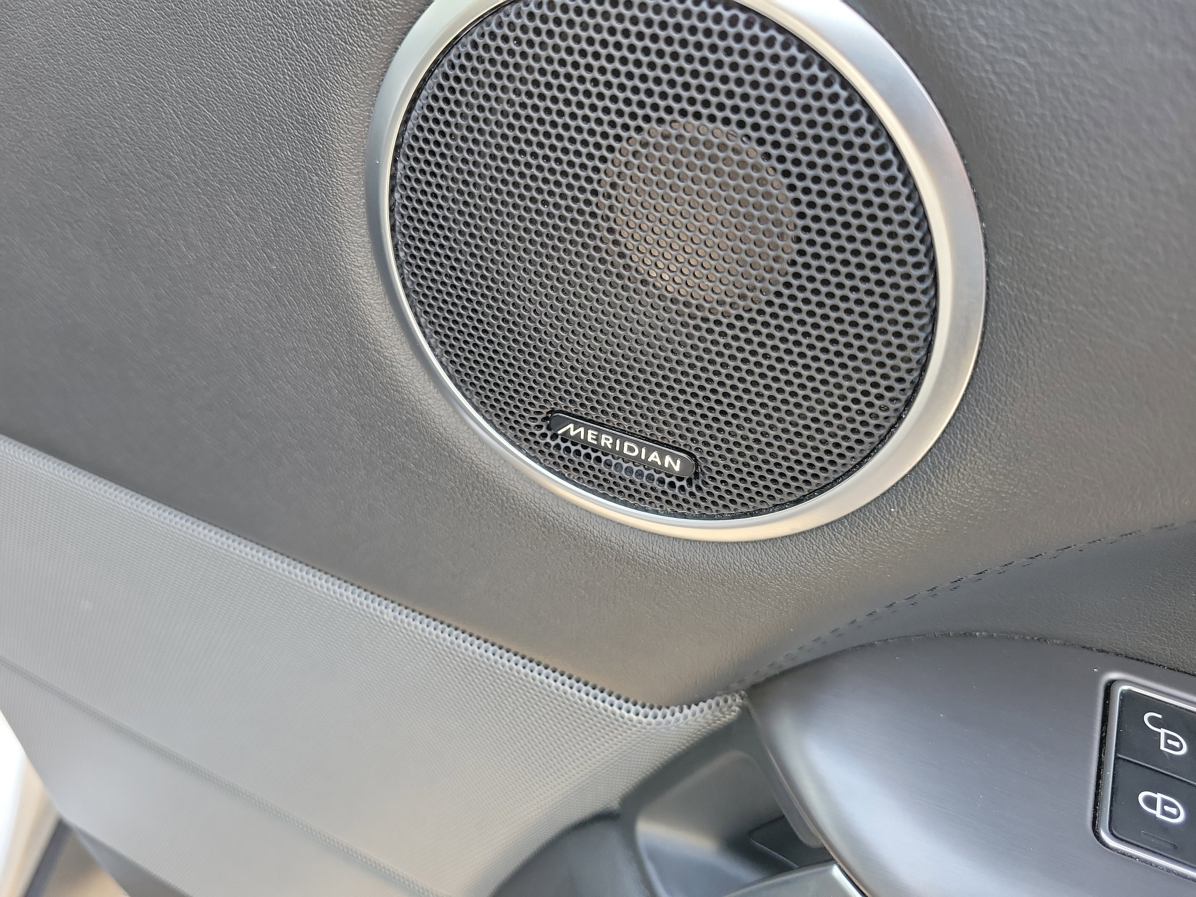 Used 2020 Land Rover Range Rover Sport SE image 12