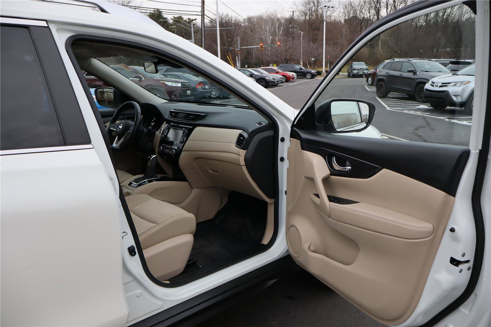 Used 2020 Nissan Rogue SV w/ Premium Package image 26