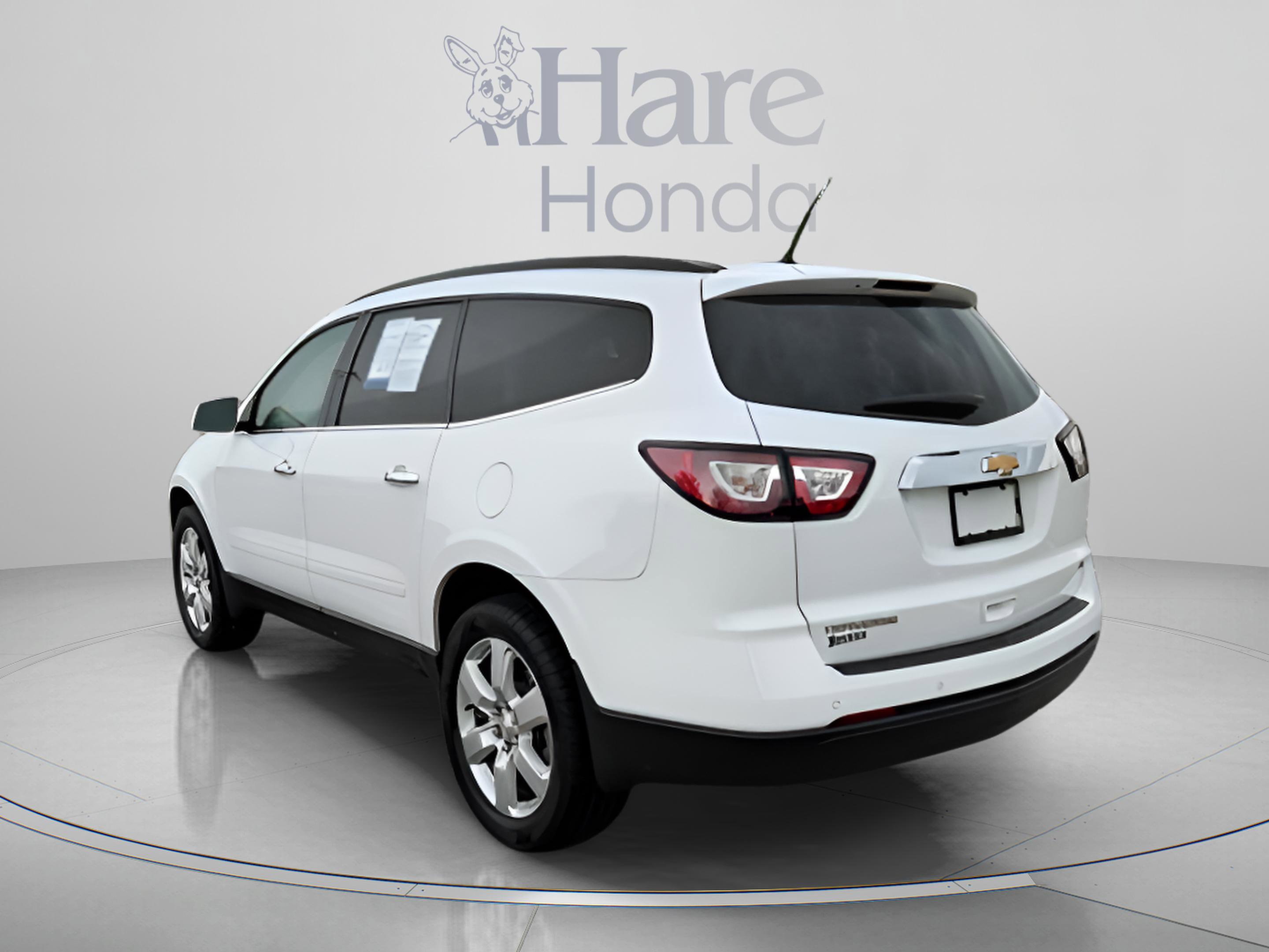 Used 2017 Chevrolet Traverse LT w/ Style and Technology Package FWD image 3