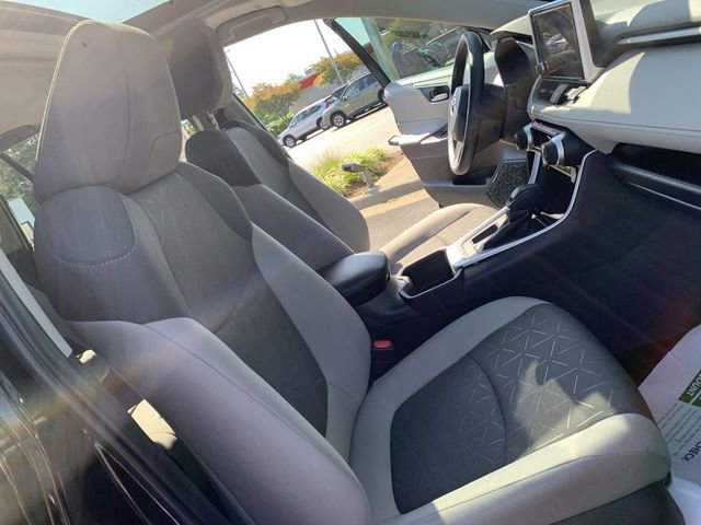 Used 2025 Toyota RAV4 XLE w/ Convenience Package FWD image 14