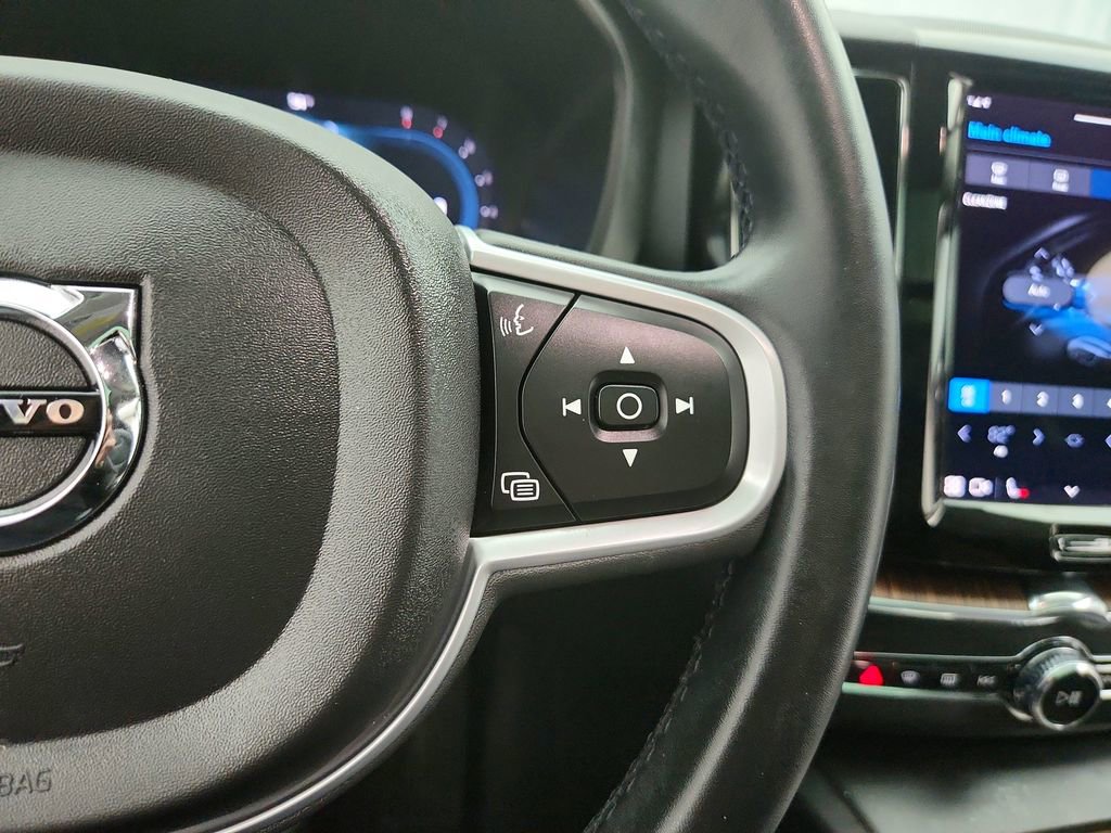 Used 2022 Volvo XC60 B5 Momentum AWD/4WD image 25