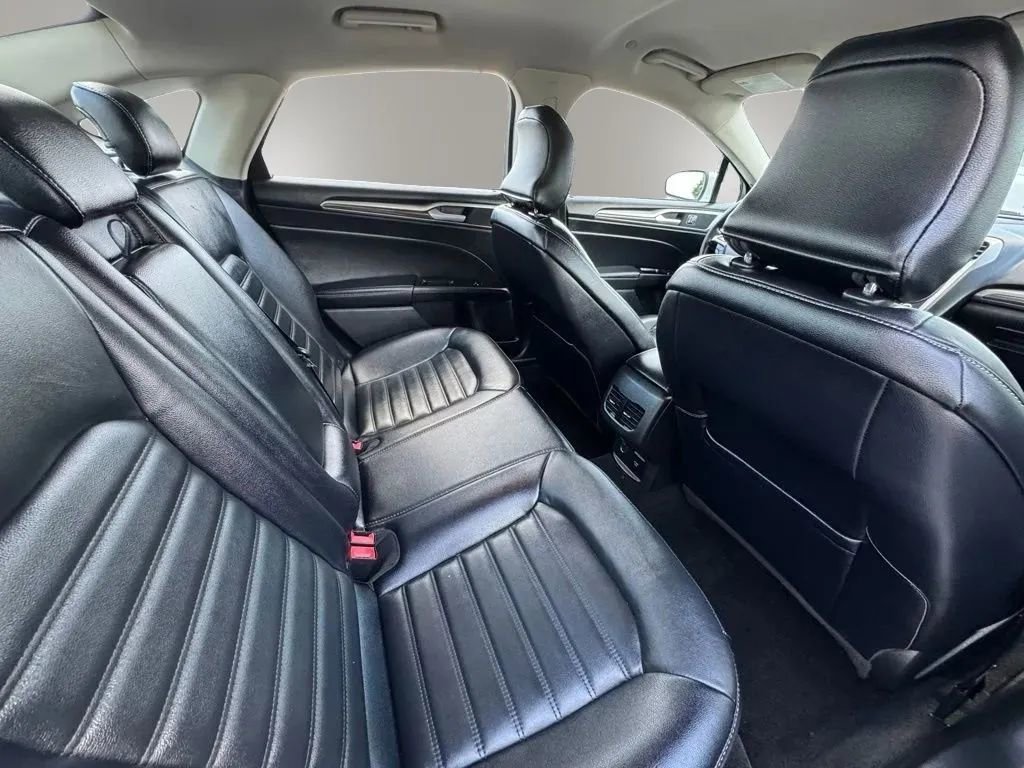 Used 2019 Ford Fusion SE FWD image 12