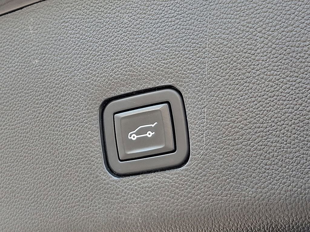 Used 2021 Chevrolet Traverse LT w/ LPO, Blackout Package AWD/4WD image 32