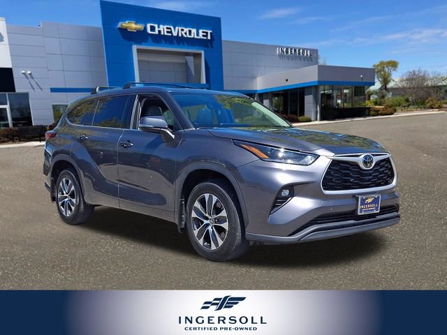 Used 2021 Toyota Highlander XLE AWD/4WD image 1