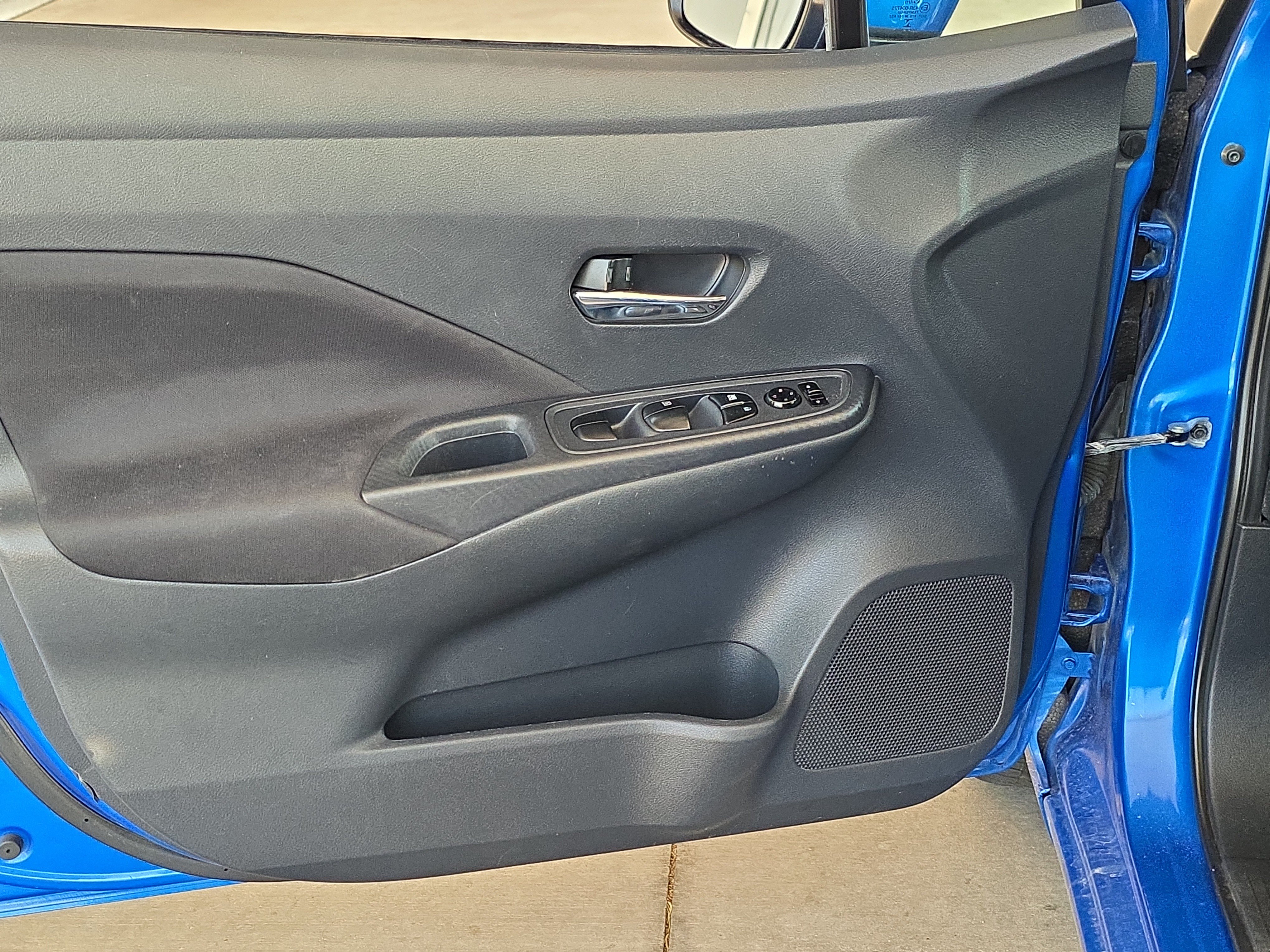 Used 2021 Nissan Versa SV FWD image 9
