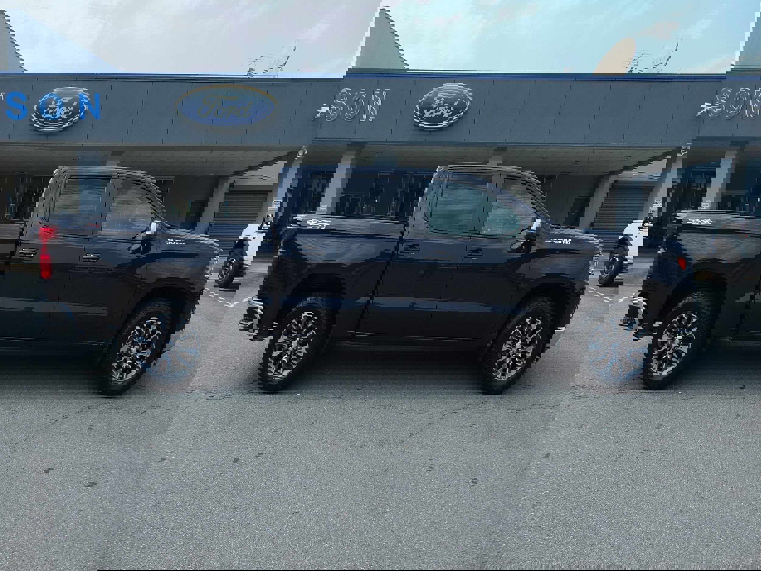 Used 2023 Chevrolet Silverado 1500 LT image 2