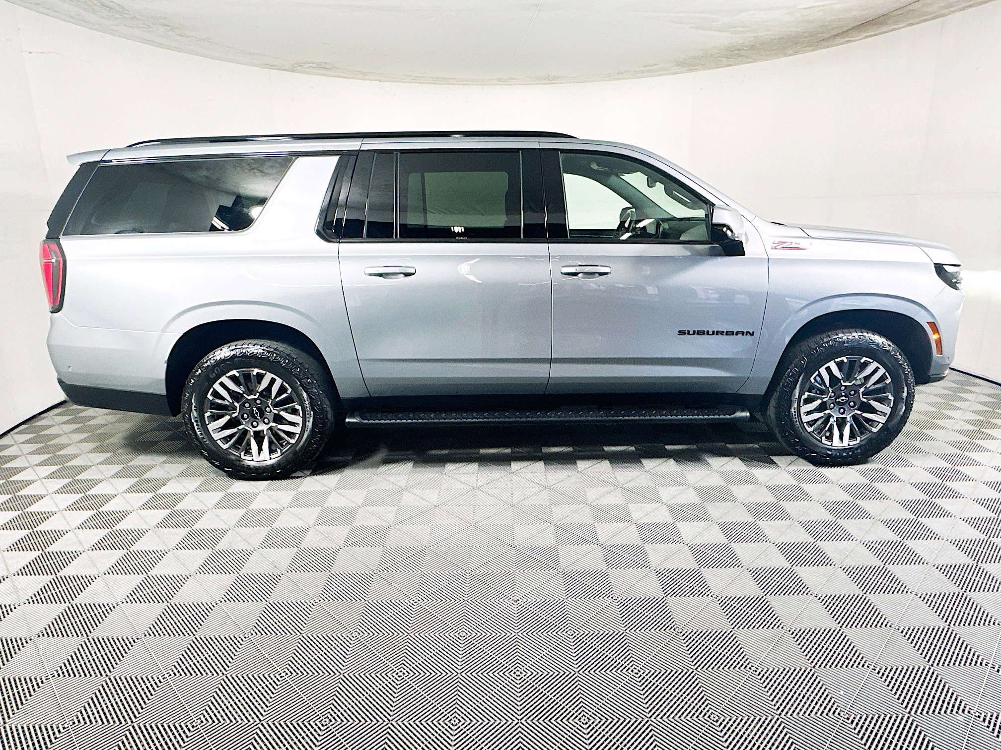 Used 2025 Chevrolet Suburban Z71 image 2