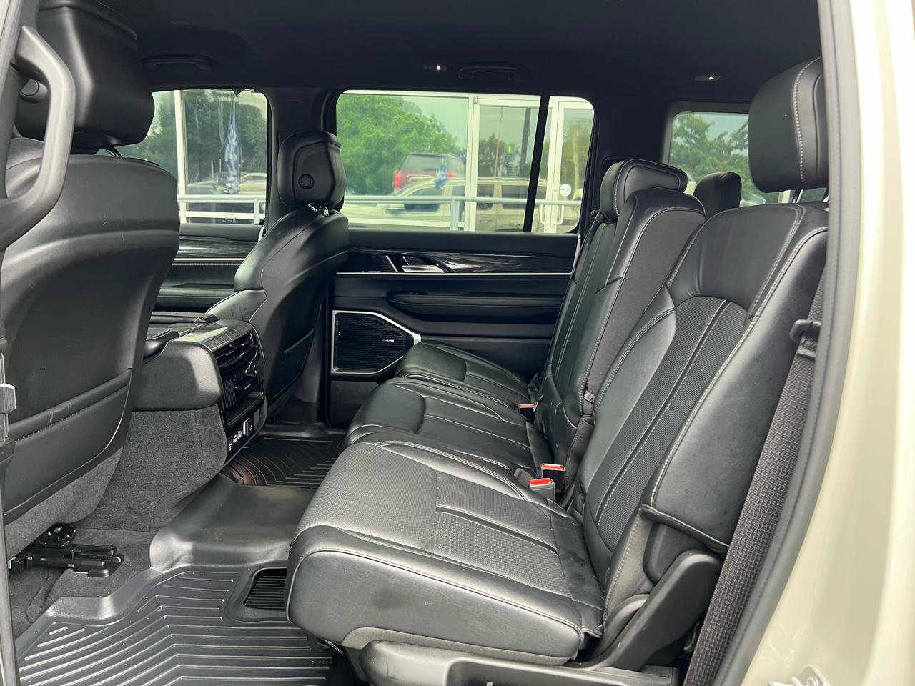 Used 2022 Jeep Wagoneer Series II AWD/4WD image 12