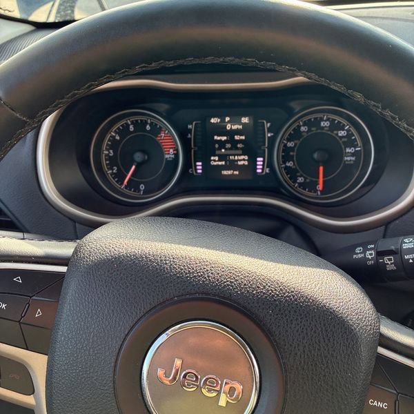 Used 2018 Jeep Cherokee Latitude w/ Cold Weather Group image 33