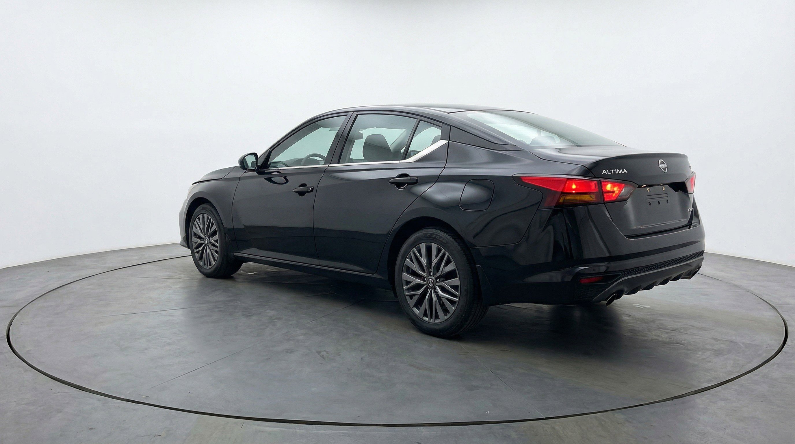 Used 2025 Nissan Altima 2.5 SV image 6