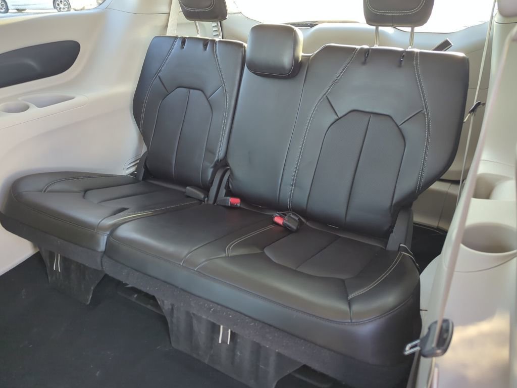 Used 2024 Chrysler Pacifica Touring-L image 39